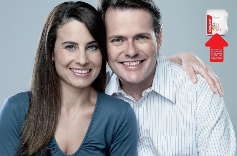 Publicité de Colgate pour la soie dentaire et l'hygiène buccale démontrant qu'on remarque le sourire en premier!