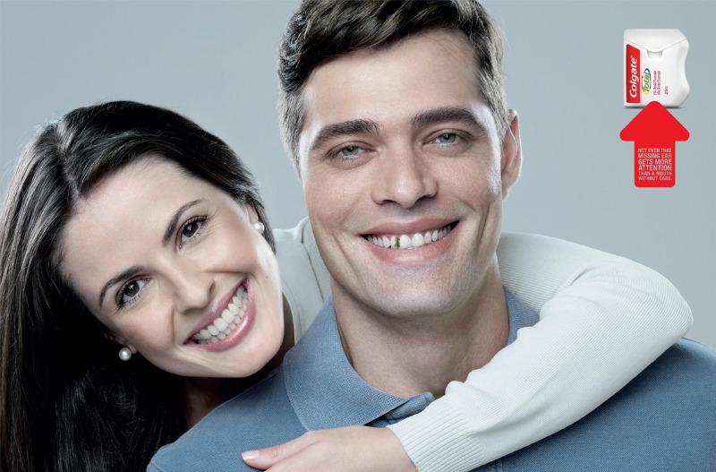 Publicité de Colgate pour la soie dentaire et l'hygiène buccale démontrant qu'on remarque le sourire en premier!