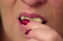 Coller une dent avec de la krazy ou super glue peut être dangereux pour la santé