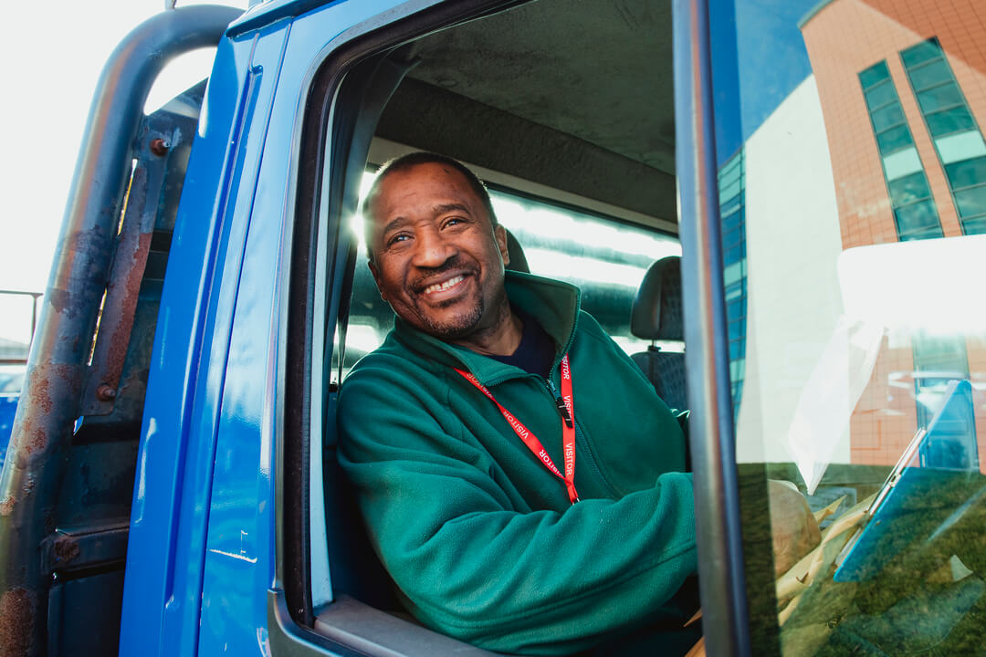 homme conduisant un camion