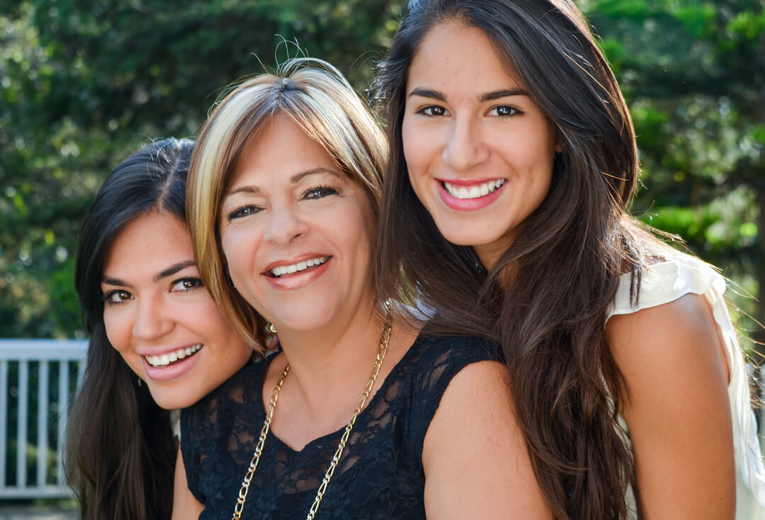 trois femme souriantes